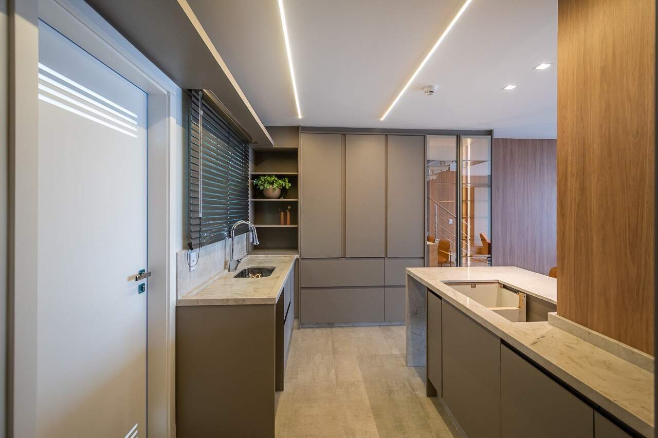 Apartamento à venda no Fazenda: Cozinha com armários planejados