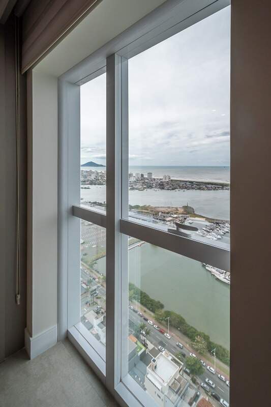 Apartamento à venda no Fazenda: Vista para o mar e a marina pela janela