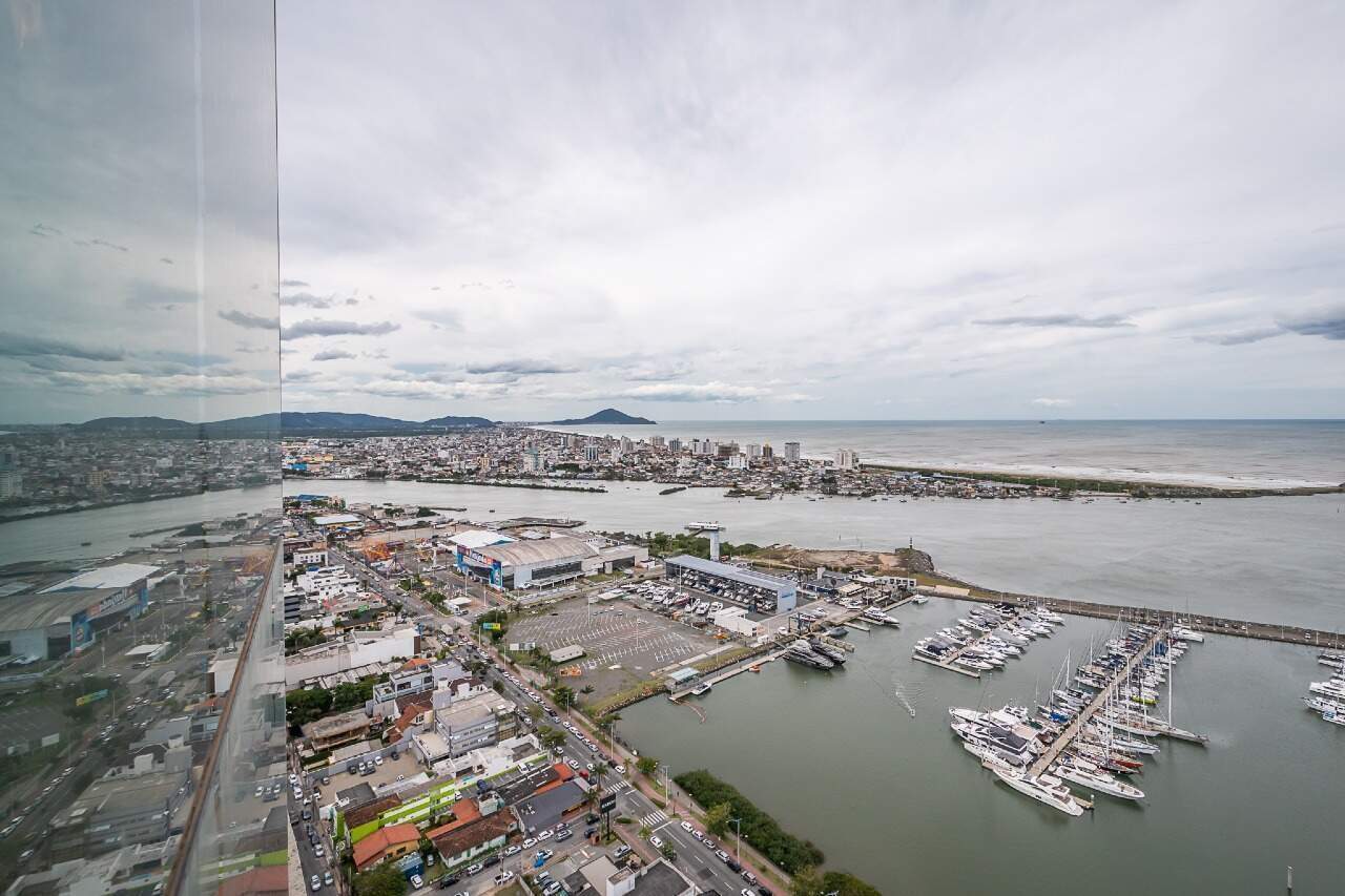 Apartamento à venda no Fazenda: Vista do alto do prédio para a marina e o mar