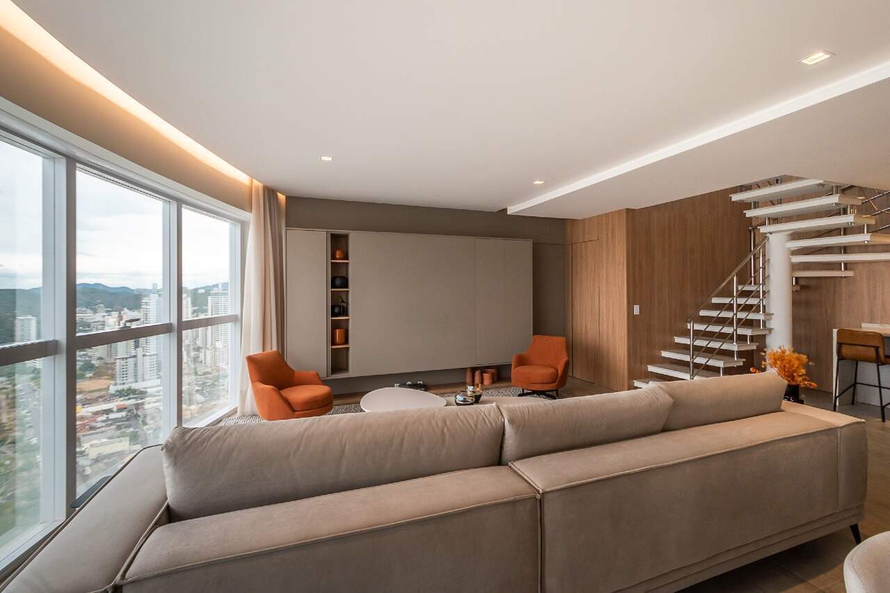 Apartamento à venda no Fazenda: Living com a escada do duplex ao fundo