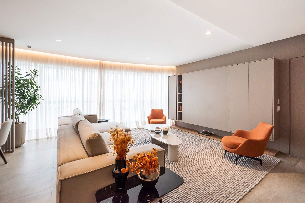 Apartamento à venda no Fazenda: Living com cortinas e iluminação indireta