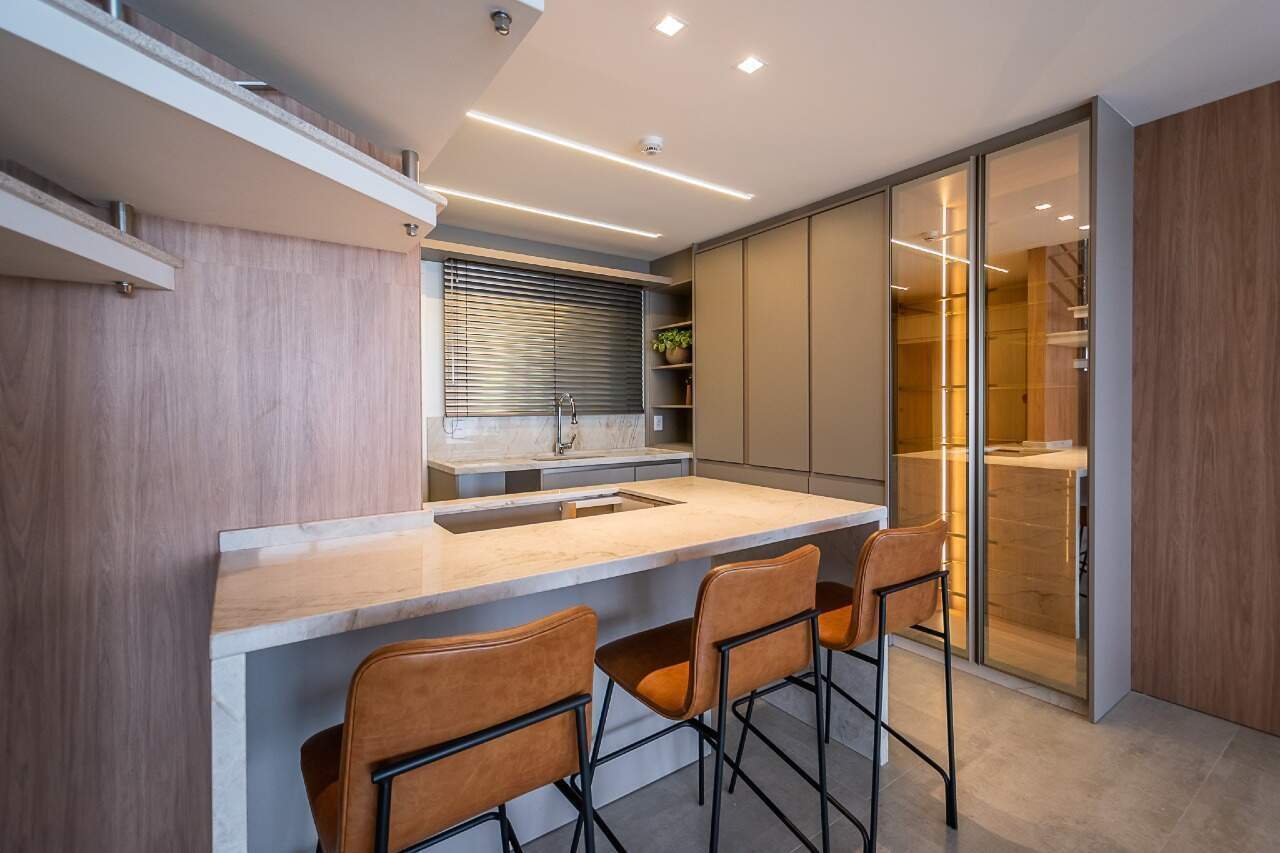 Apartamento à venda no Fazenda: Cozinha com ilha e banquetas