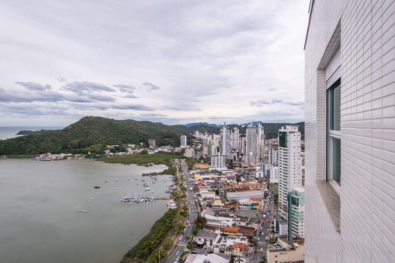 Apartamento à venda no Fazenda: Vista do alto do prédio para o mar e os morros