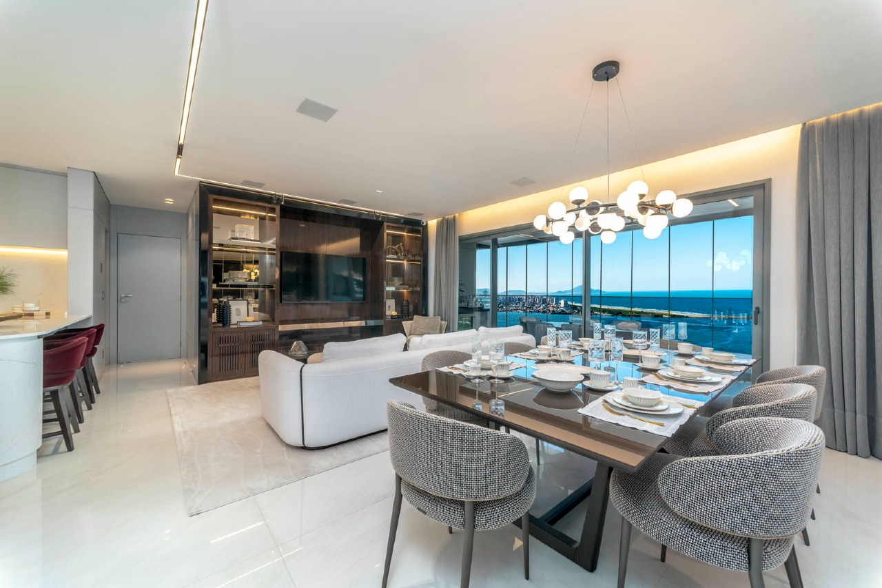 Apartamento à venda no Fazenda: Mesa de jantar do decorado diante das janelas