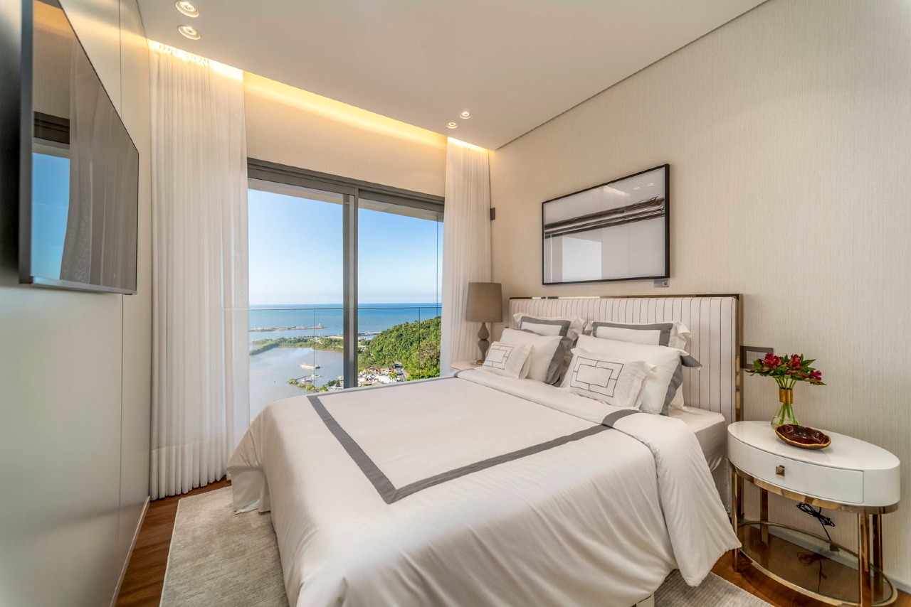 Apartamento à venda no Fazenda: Suíte do decorado com janela para o mar