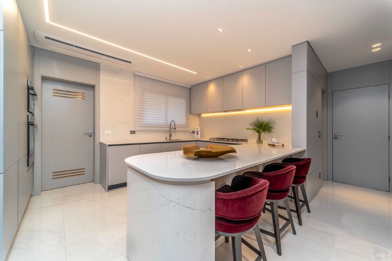 Apartamento à venda no Fazenda: Cozinha com ilha e banquetas do apartamento decorado