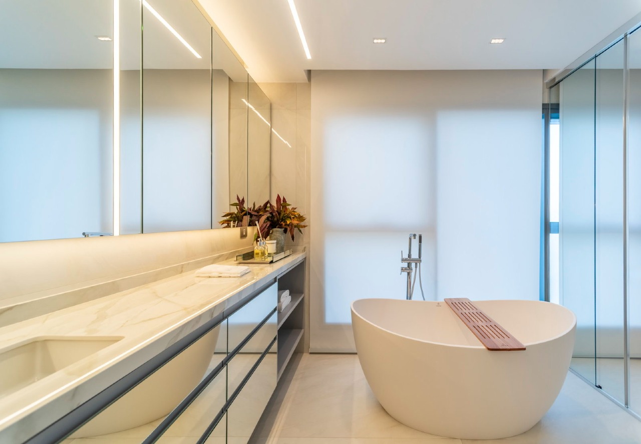 Apartamento à venda no Fazenda: Banheiro da suíte master do decorado, com banheira