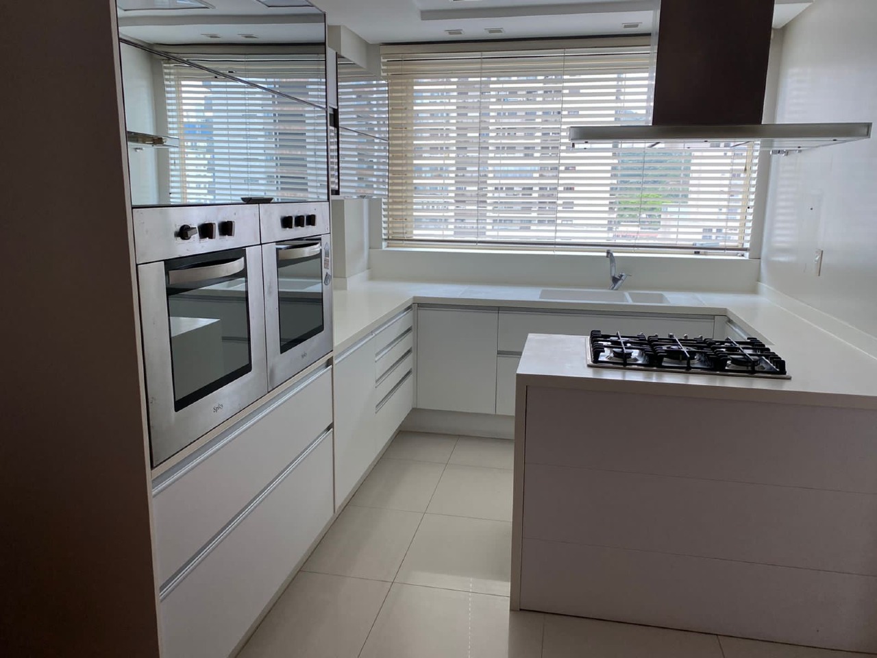 Apartamento à venda no Fazenda: Cozinha com fornos embutidos e cooktop