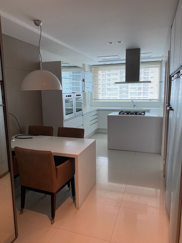 Apartamento à venda no Fazenda: Cozinha com mesa de refeições e coifa de ilha