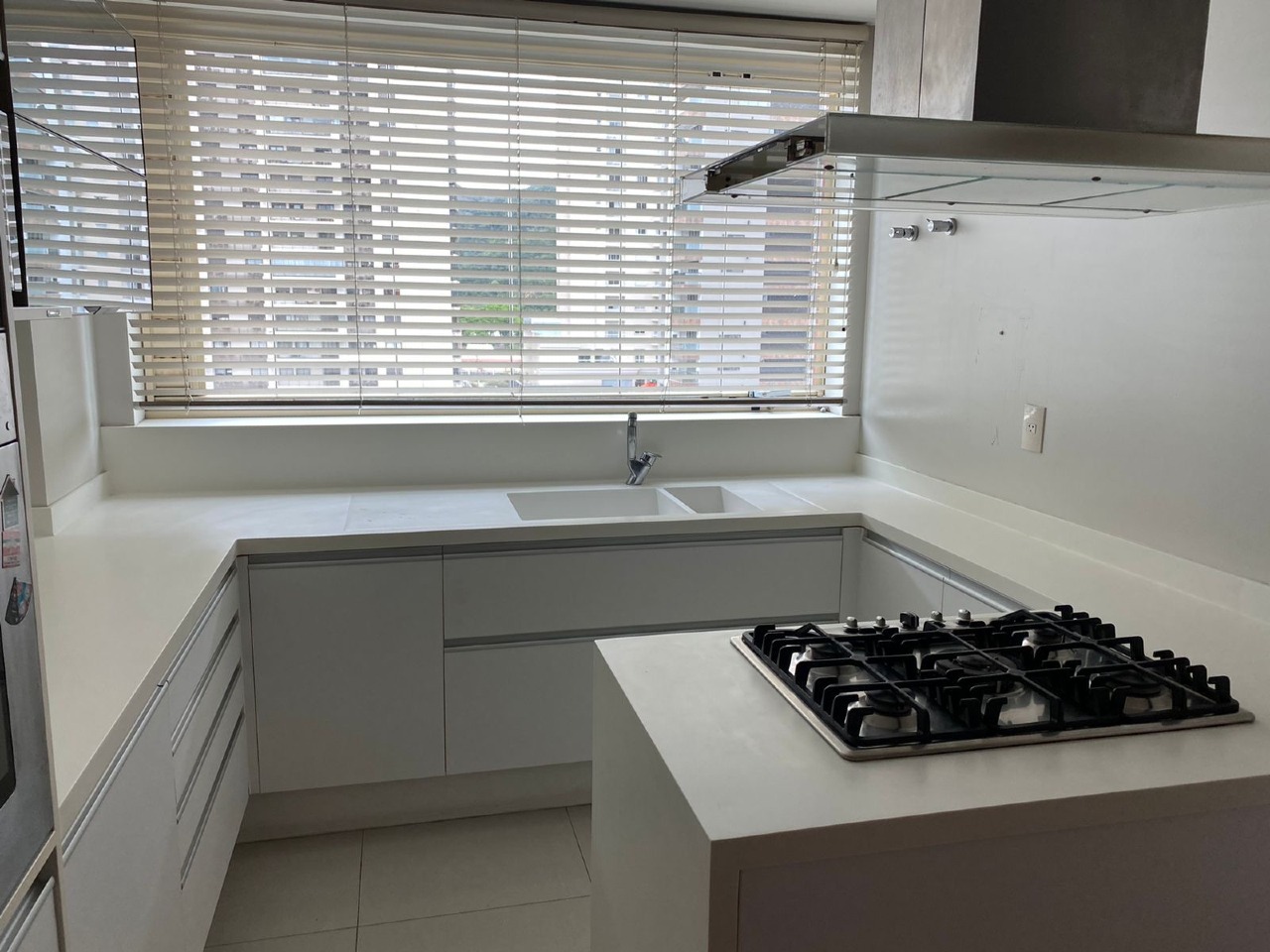 Apartamento à venda no Fazenda: Bancada da cozinha junto à janela
