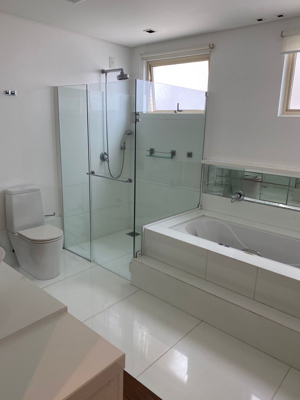 Apartamento à venda no Fazenda: Banheiro com banheira e box de vidro