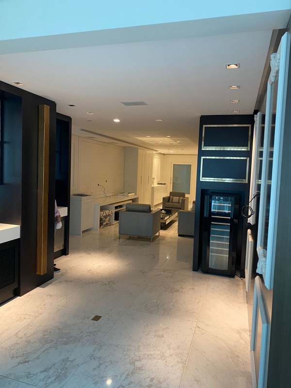Apartamento à venda no Fazenda: Living e jantar amplos com adega ao fundo