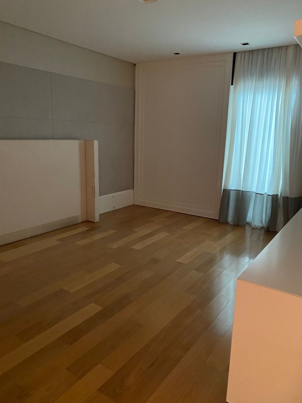 Apartamento à venda no Fazenda: Suíte com piso amadeirado e cortinas