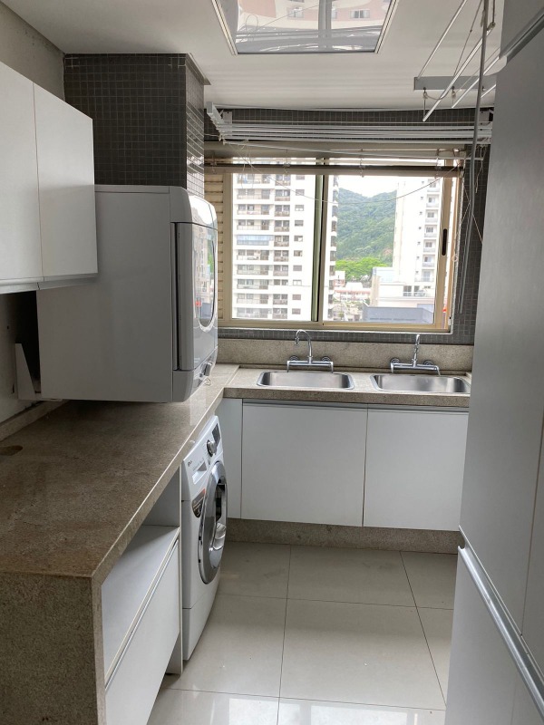 Apartamento à venda no Fazenda: Área de serviço com lavadora e armários