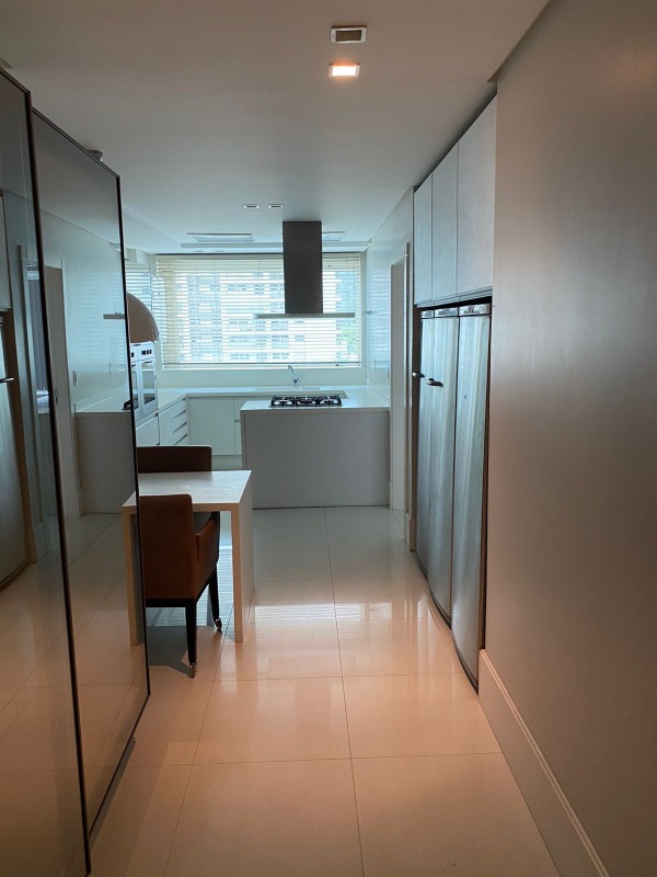 Apartamento à venda no Fazenda: Cozinha vista do corredor