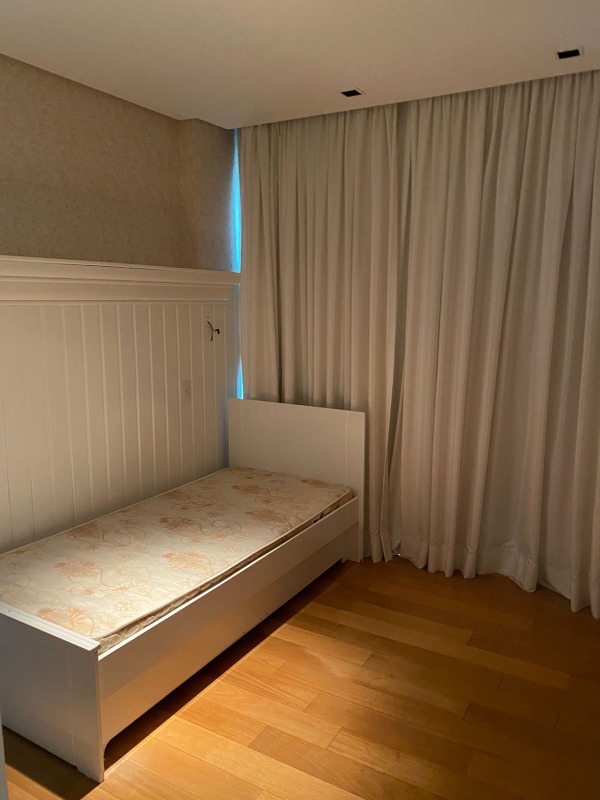 Apartamento à venda no Fazenda: Suíte com cama de solteiro e piso amadeirado