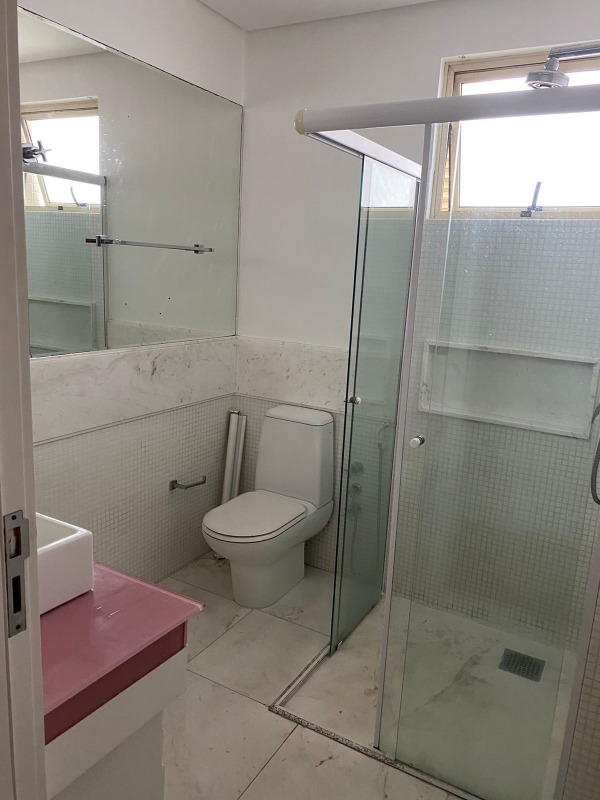 Apartamento à venda no Fazenda: Banheiro com box de vidro e bancada