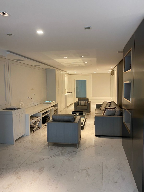 Apartamento à venda no Fazenda: Living com sofás, mesa de centro e porcelanato claro