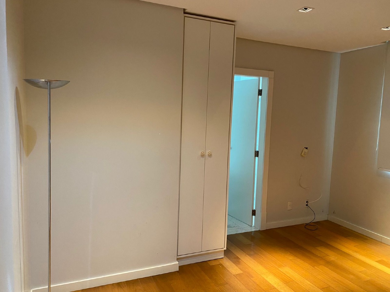 Apartamento à venda no Fazenda: Suíte com armários e porta para o banheiro