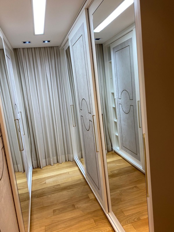 Apartamento à venda no Fazenda: Closet com portas espelhadas