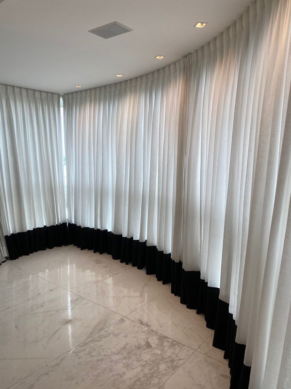 Apartamento à venda no Fazenda: Ambiente com janela em curva e cortinas