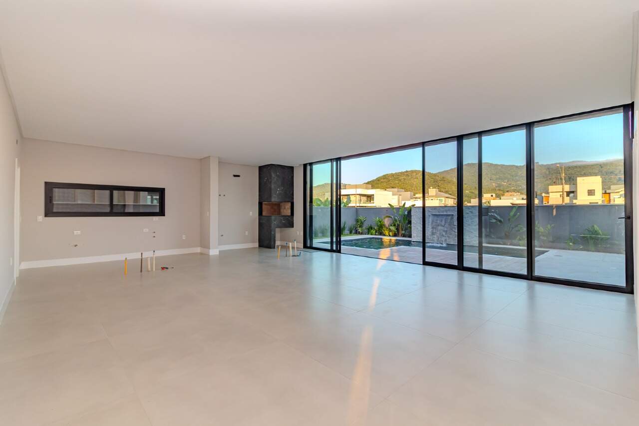Casa de Condomínio de 5 quartos, 365m² no bairro Santa Regina, em Camboriú | Eu Corretor