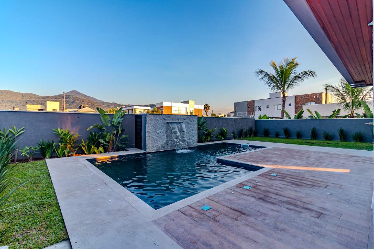 Casa de Condomínio de 5 quartos, 365m² no bairro Santa Regina, em Camboriú | Eu Corretor