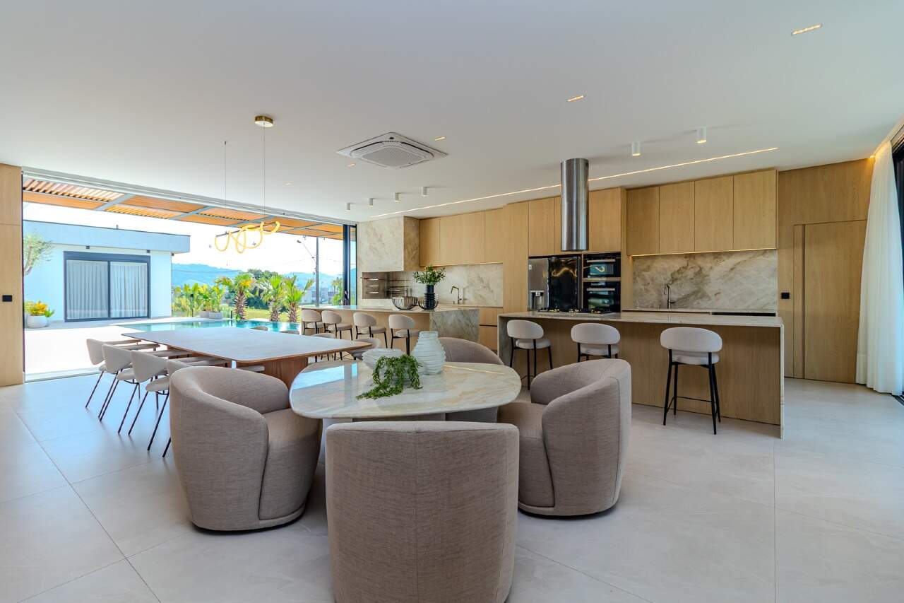 Casa de Condomínio de 5 quartos, 647m² no bairro Santa Regina, em Camboriú | Eu Corretor