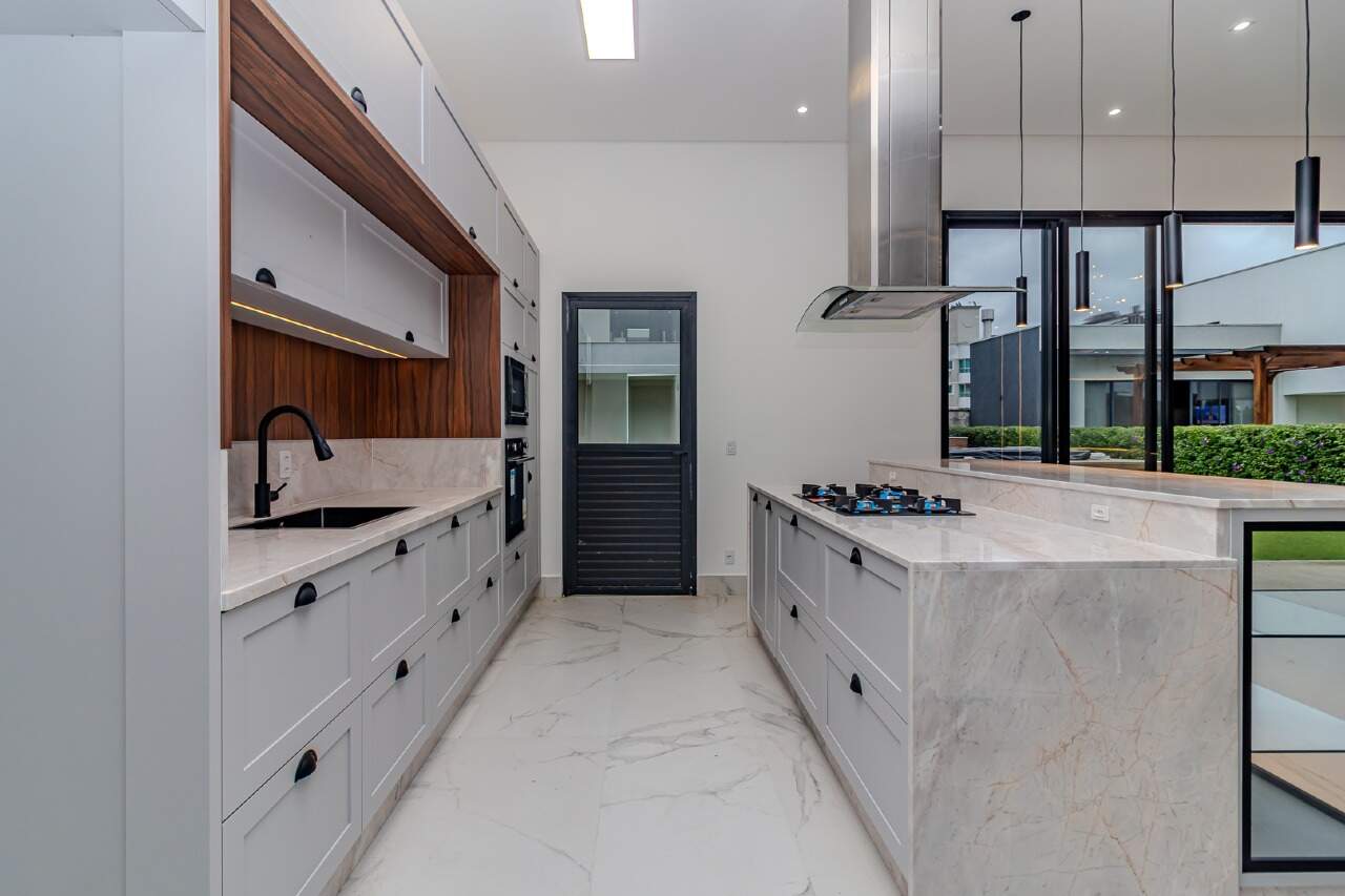 Casa de Condomínio de 5 quartos, 640m² no bairro Centro, em Camboriú | Eu Corretor