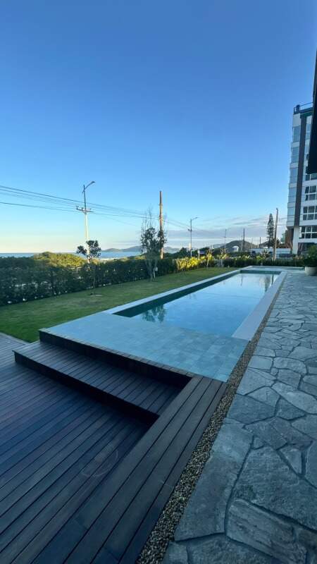 Apartamento à venda no Praia Brava: Piscina do Domo, área comum. Foto real.