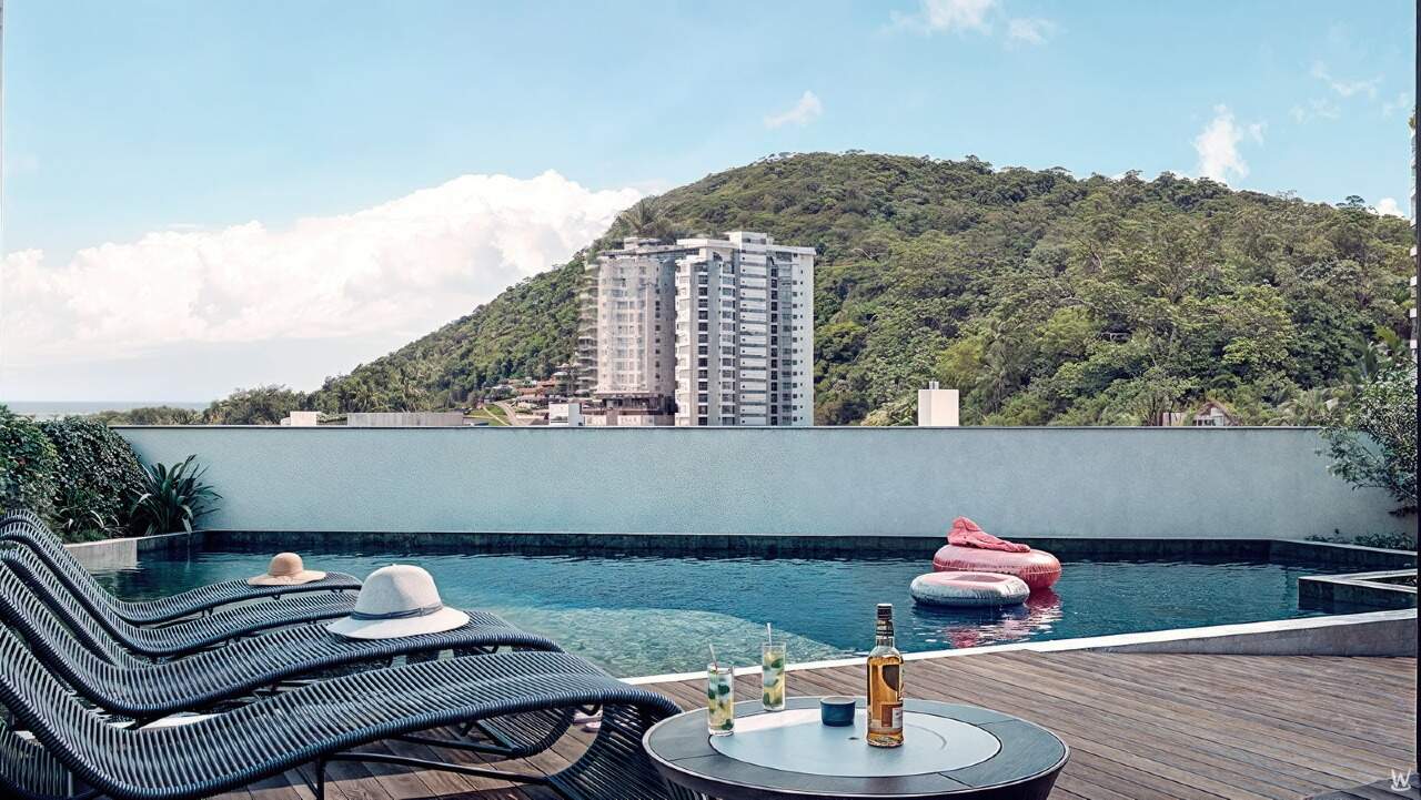 Apartamento à venda no Fazenda: Piscina do pavimento de lazer, com espreguiçadeiras e o morro ao fundo (imagem ilustrativa)