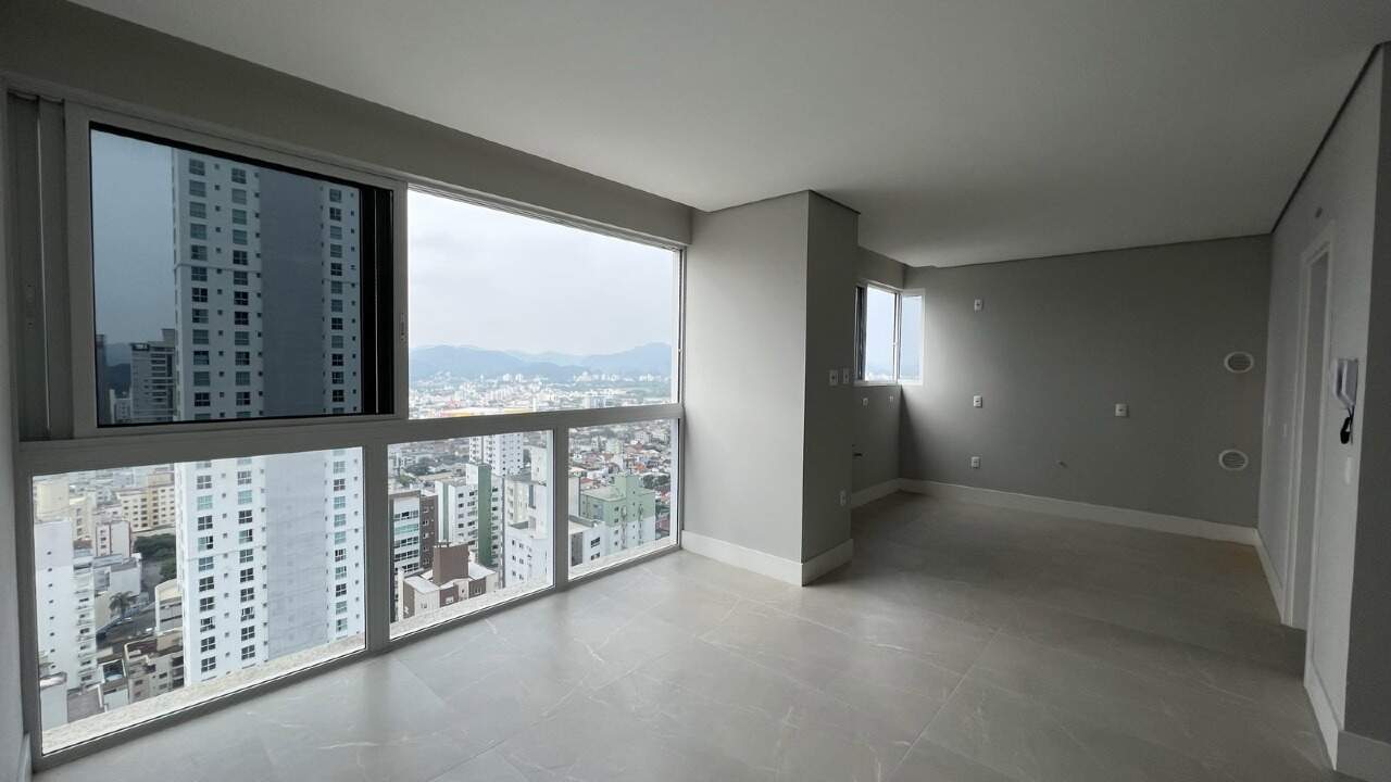 Apartamento à venda no Centro: Living com porcelanato e janelas amplas para a cidade e os morros, no Città di Vinci
