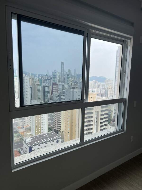 Apartamento à venda no Centro: Da janela de um dormitório, uma faixa de mar entre os prédios, ao pé do morro