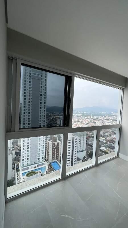 Apartamento à venda no Centro: Janela da sala com vista para os morros e os bairros de Balneário Camboriú