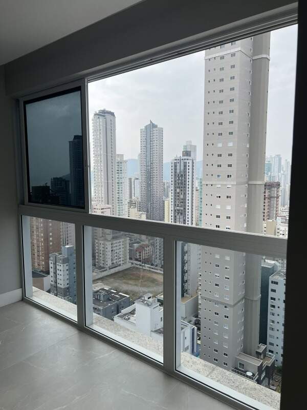 Apartamento à venda no Centro: Janela ampla com vista para as torres do Centro de Balneário Camboriú