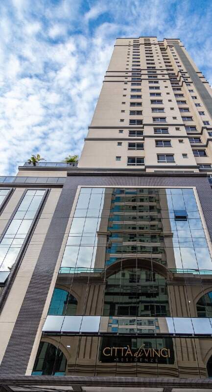 Apartamento à venda no Centro: Fachada do Città di Vinci Residenze, com o nome do prédio sobre a entrada