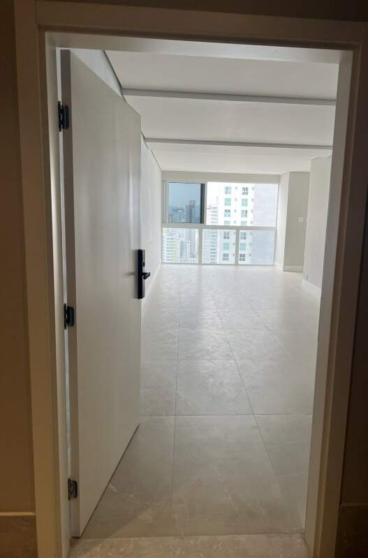 Apartamento à venda no Centro: Porta de entrada com fechadura digital, abrindo para o living