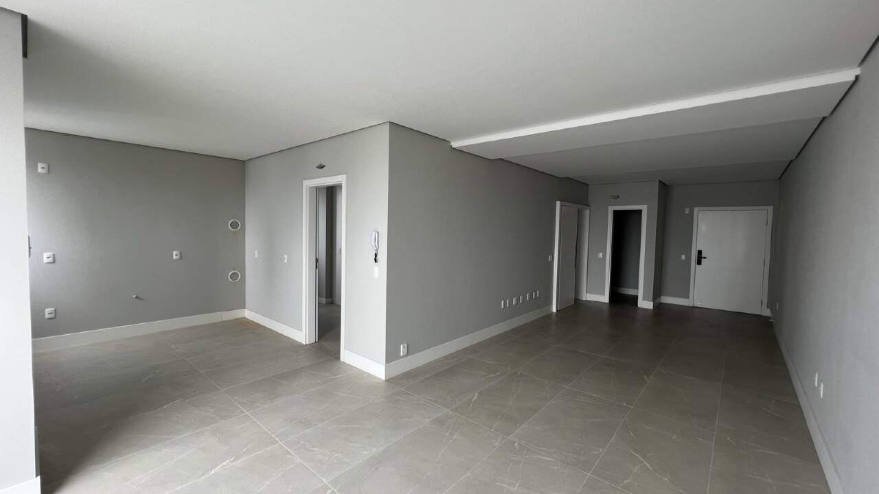 Apartamento à venda no Centro: Área social integrada com gesso rebaixado, da janela até a porta de entrada