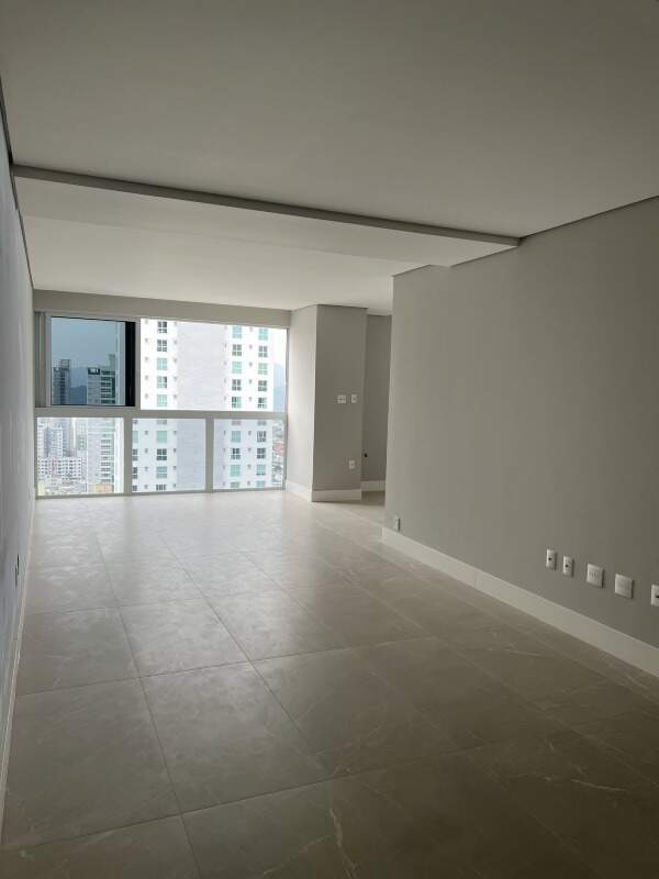 Apartamento à venda no Centro: Living visto da entrada, com janelas amplas no fundo