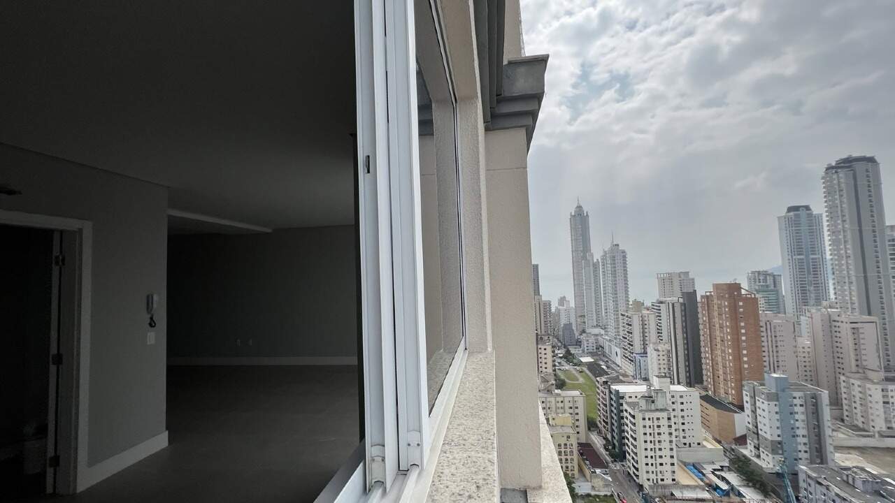 Apartamento à venda no Centro: Vista lateral da janela para os edifícios altos de Balneário Camboriú