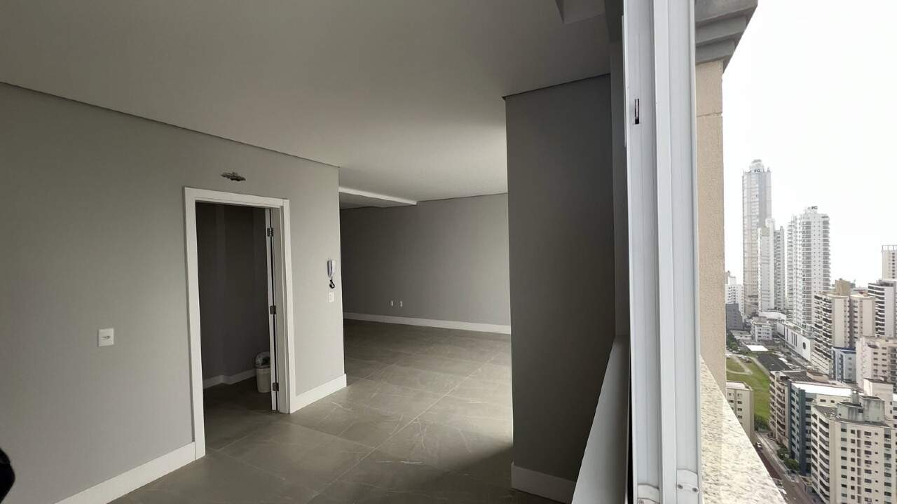 Apartamento à venda no Centro: Living com o lavabo ao lado e janela voltada para as torres do Centro