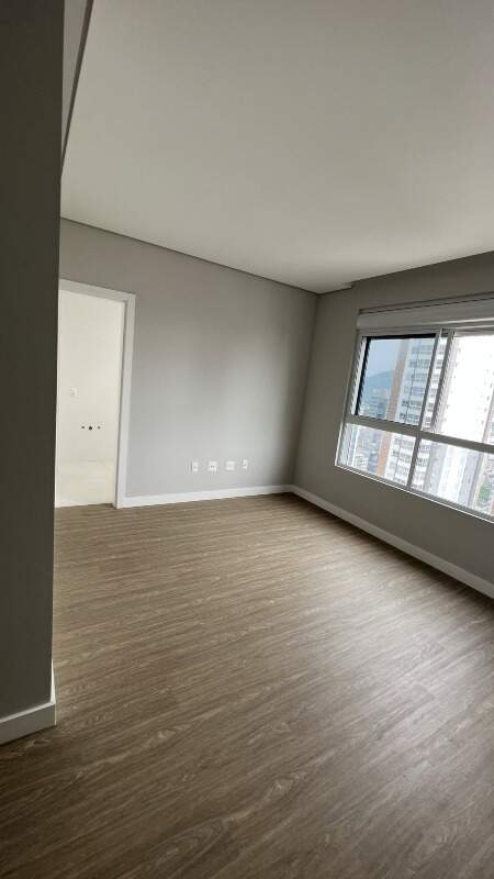 Apartamento à venda no Centro: Dormitório com piso vinílico e janela ampla para a cidade