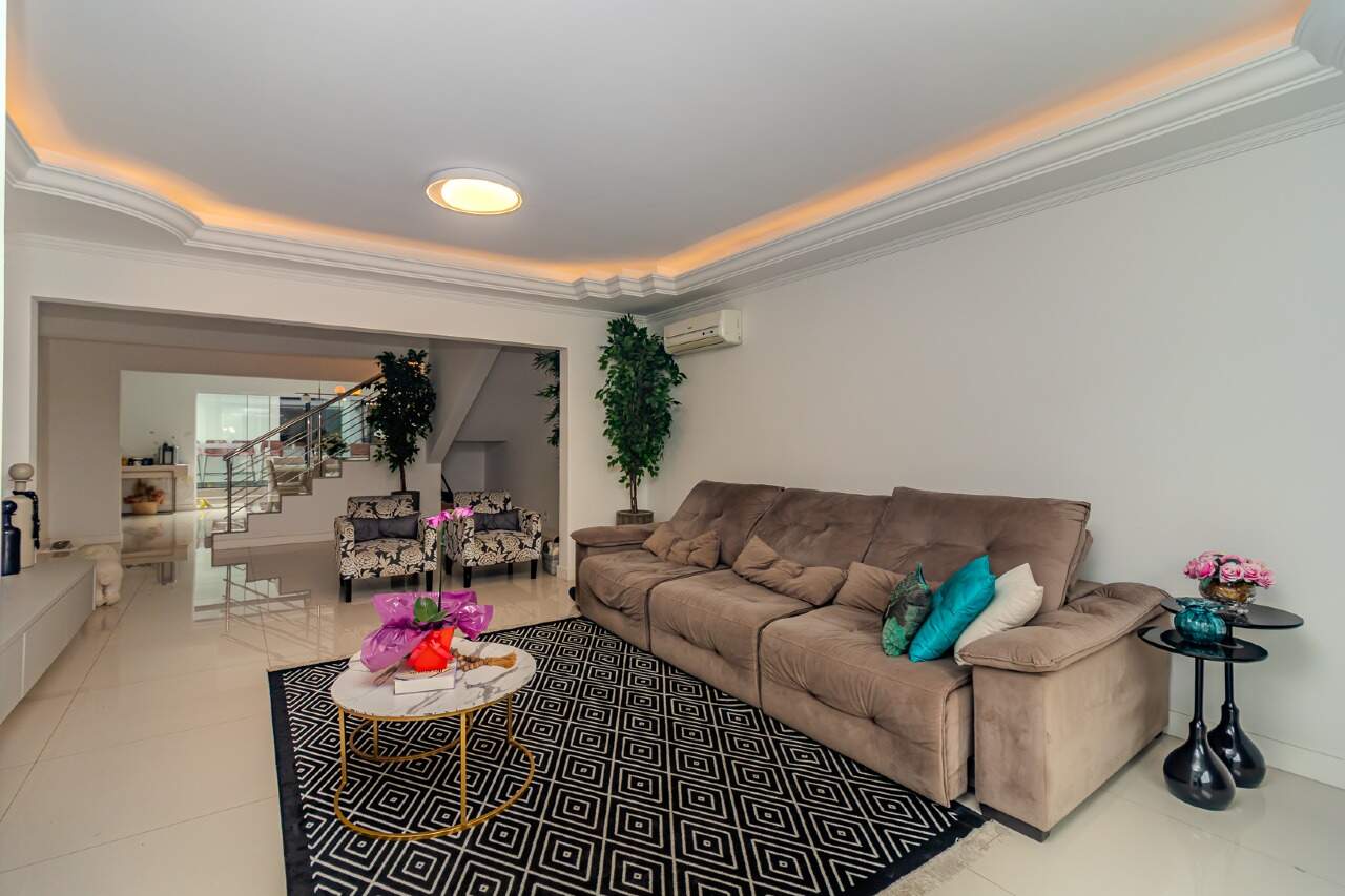 Casa de Condomínio de 3 quartos, 480m² no bairro Estados, em Balneário Camboriú | Eu Corretor