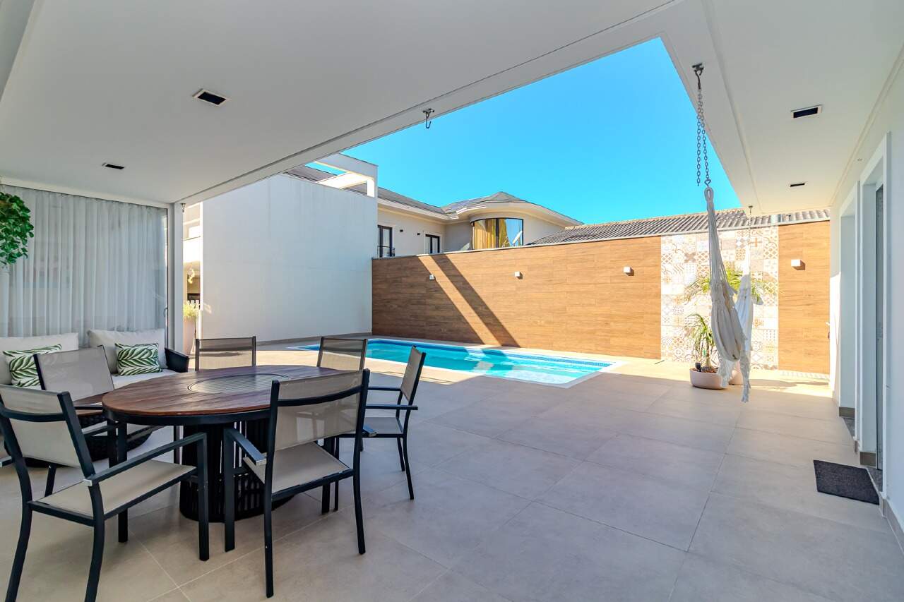 Casa de Condomínio de 3 quartos, 370m² no bairro Estados, em Balneário Camboriú | Eu Corretor