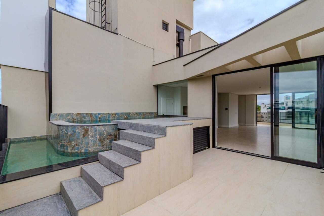 Cobertura à venda no Praia Brava: Escada da varanda e borda da piscina privativa em cobertura da mesma planta (foto real)