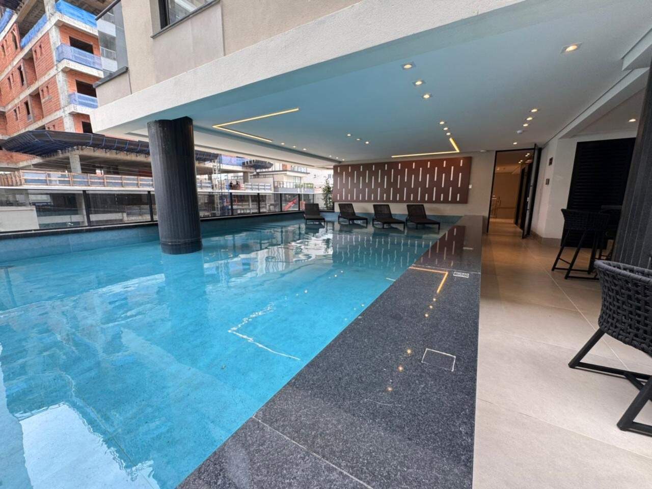 Cobertura à venda no Praia Brava: Piscina aquecida e parcialmente coberta no lazer do prédio (foto real)