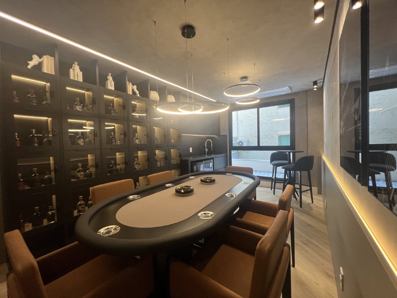 Apartamento à venda no Praia Brava: Pub com mesa de pôquer e adega iluminada