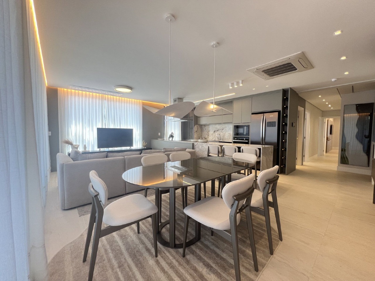 Apartamento à venda no Praia Brava: Living e jantar do apartamento decorado do prédio, outra unidade (imagem ilustrativa)