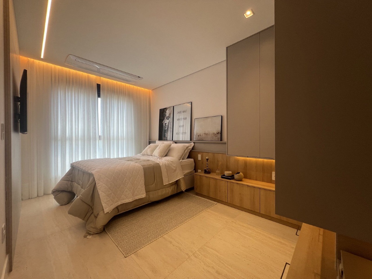 Apartamento à venda no Praia Brava: Suíte do decorado com painel de madeira e cortinas (imagem ilustrativa)
