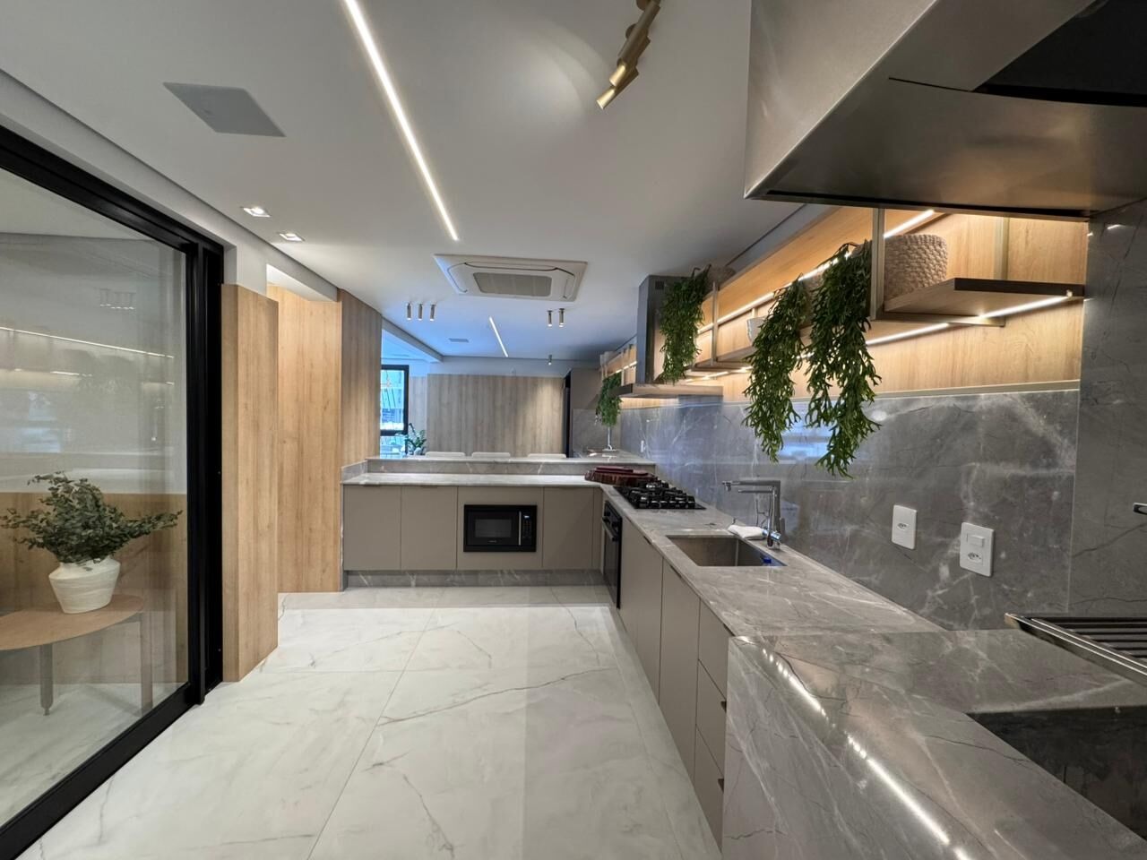 Apartamento à venda no Praia Brava: Espaço gourmet com cooktop e bancada de pedra